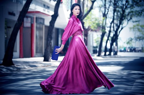 7. Trang Trần Trần Thị Trang (nghệ danh Trang Trần, SN 1985, quê Hải Phòng ; trú tại quận Hai Bà Trưng, Hà Nội) được mệnh danh là 'nữ hoàng vạ miệng' của làng giải trí Việt. Cô là một nghệ sỹ khá thẳng thắn, nóng tính và khó kiềm chế cảm xúc. Sau khi lĩnh án 9 tháng tù treo về tội 'Chống người thi hành công vụ', Trang Trần tiếp tục gặp rắc rối khi bị Dương Yến Ngọc doạ kiện vì tội vu khống. Theo đó, Trang Trần khẳng định có cầm trong tay clip chứng minh việc Dương Yến Ngọc giấu chồng đi ngoại tình. Tuy nhiên, khi được phía Dương Yến Ngọc yêu cầu đưa ra đoạn clip, thì Trang Trần bỗng 'im bặt'