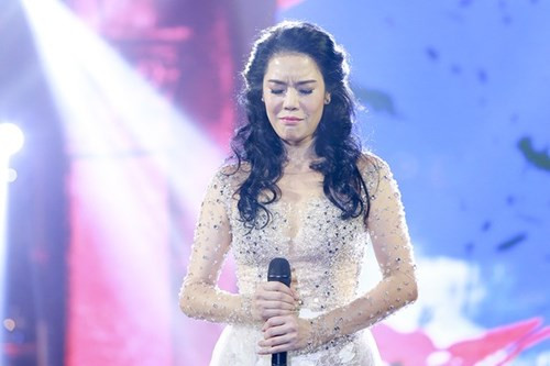 3. Thu Phương Bỏ hết công việc và con cái tại Mỹ, Thu Phương cùng chồng là Dũng Taylor khăn gói về Việt Nam làm giám khảo cuộc thi Giọng hát Việt 2015. Những tưởng sẽ có những phút giây hạnh phúc nơi quê nhà, nhưng sau cuộc thi, giọng ca Hải Phòng dính vào vô số những vụ scandal tố cáo do chính học trò cưng của cô dựng nên về việc phân biệt đối xử, không quan tâm đến thí sinh.