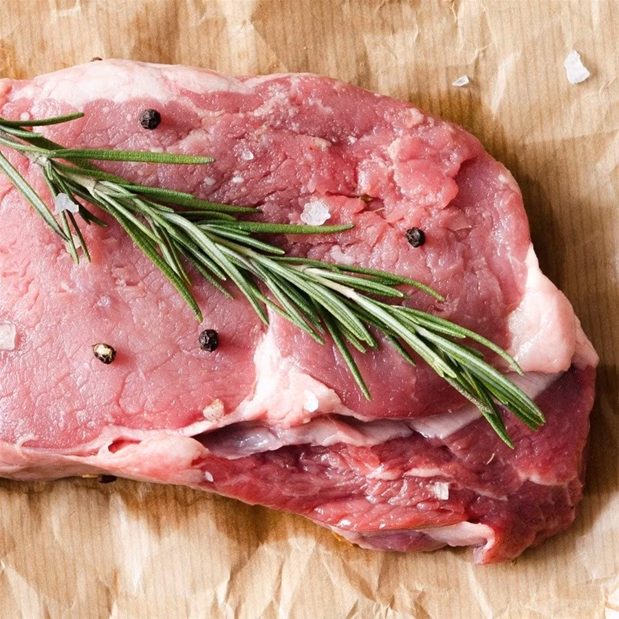 5. Thịt bò thường. Thịt bò ăn cỏ có nhiều mỡ hơn nhưng cũng chứa hàm lượng axit béo omega 3cao hơn. Thậm chí, ăn loại thịt này còn giúp bạn giảm cân nhanh, có vòng eo thon thả và nạp ít calo hơn là các loại thịt bò ăn ngũ cốc. Khi đi siêu thị hay các cửa hàng thực phẩm cao cấp, bạn nên lựa chọn kỹ càng giữa hai loại bò này.