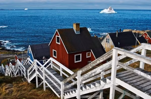 Cầu thang gỗ dẫn ra biển ở Upernavik, Greenland.