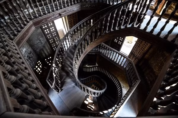 Cầu thang gỗ ở Cairo, Ai Cập.