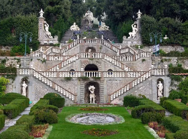 Cầu thang bên ngoài lâu đài cổ ở Tuscany, Italy.