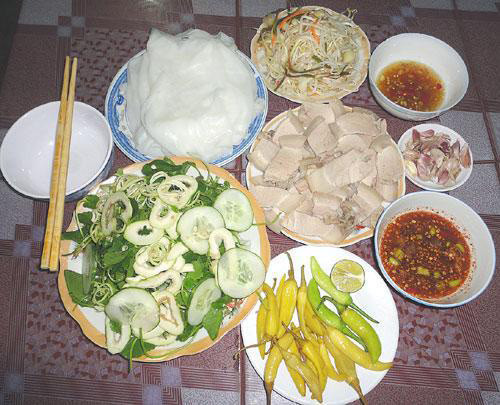 Bánh ướt Phương Lang. Gạo sau khi được vo sạch sẽ được ngâm nước trong một đêm. Sáng sớm hôm sau, thợ làm bánh sẽ tiến hành công đoạn xay gạo thành bột nước, rồi tráng trên hơi nước sôi. Cách tráng bánh rất đơn giản: dùng một miễng vải có độ dày vừa phải, tráng một lớp bột lên trên đó, sau đó để trên nồi hơi đậy nắp vung nồi nước sôi lại. Sau một lúc thì lấy bánh ra.