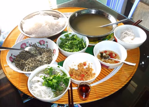 Bún hến Mai Xá (Gio Mai, Gio Linh). Gọi là bún hến nhưng ngon nổi tiếng lại do chắt chắt (họ hến nhưng nhỏ và màu đậm hơn). Chắt chắt phi thơm hành, gia vị đến săn lại rồi đổ nước vào, thêm vài miếng gừng là xong nồi nước dùng ngon lành, ít béo, lại rẻ tiền. Cho bún vào tô, nhón thêm nhúm rau thơm, ngò lên trên và chan nước dùng vừa làm. Khi ăn, giã thêm chén muối ớt tươi cùng gừng.