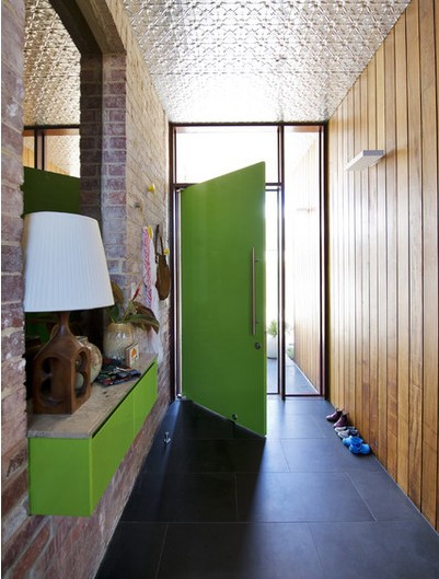 Với những ai thích sự độc đáo, màu xanh chuối có thể là lựa chọn lý tưởng dành cho bạn. Cánh cửa xanh ngắt chói lóa trong ngôi nhà dưới đây đã mang đến hương sắc mới cho những bức tường gạch trơn tông màu ấm áp.