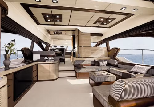 Một đại gia khác khiến nhiều người ghen tị là Đào Hồng Tuyển, hiện đang sở hữu 5 chiếc du thuyền , trong đó 3 du thuyền lớn có 17 cabin, 2 du thuyền nhỏ dành cho gia đình hoặc các nhóm bạn có 3 cabin, bên trong có cả hệ thống phòng khách, bếp, giường ngủ sang trọng. Siêu du thuyền với nội thất xa hoa, tinh tế và hiện đại nhờ sự kết hợp của các vật liệu cao cấp tạo ra những không gian sang trọng.