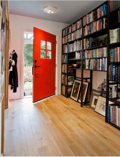 Màu đỏ cũng là ý tưởng không tồi cho những người yêu thích sự nổi bật. Với sắc đỏ bạn sẽ cần khéo léo một chút để chiếc cửa không bị lạc lõng trong không gian.