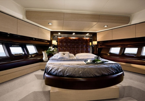 Phòng ngủ dành cho khách VIP được trang bị nội thất cao cấp, xa hoa.