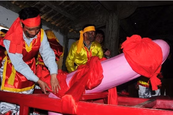 Trong lễ hội, đặc biệt nhất là màn rước sinh thực khí (hay còn gọi là tàng thinh).