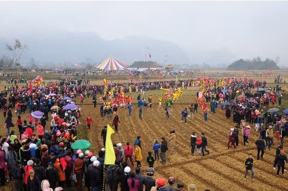 Quang cảnh lễ rước từ miếu đình làng mõ sang đến miếu Xa Vùn.