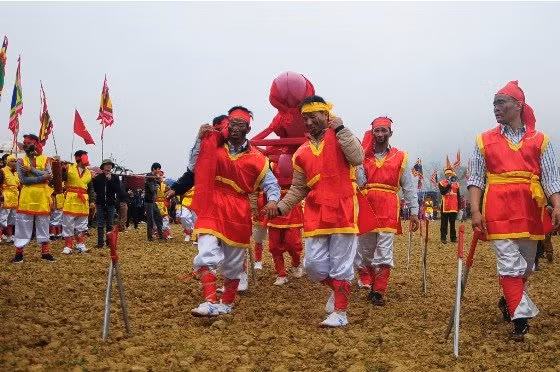 Theo các cụ cao niên trong làng, lễ rước tàng thinh là nghi lễ phồn thực thể hiện sự sinh sôi, nảy nở.