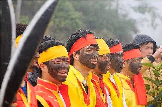 Các diễn viên tham gia hội đều bôi mặt nhọ. Theo các cụ kể lại, việc này nhằm đánh lạc hướng những linh hồn giặc, và sẽ không còn con ma nào biết ai diễn lại hình dạng thất bại của họ để về mà bắt cũng như gieo dịch bệnh, tai họa.