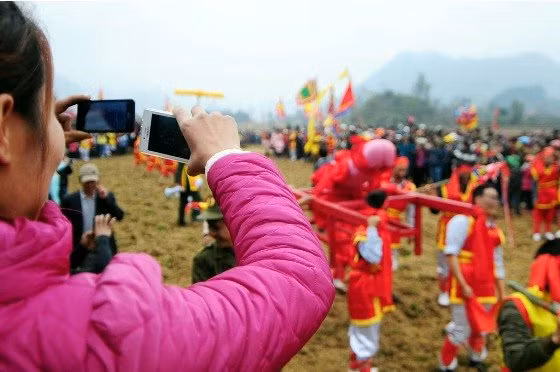 Nhiều người dân tỏ ra thích thú và hào hứng chụp lại hình ảnh sinh thực khí nam làm kỷ niệm.