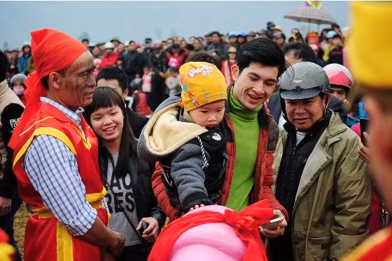 Người dân và du khách thích thú trước hình ảnh sinh thực khí nam, nhiều người mong muốn sờ vào sinh thực khí để cầu may.