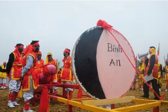 Hai biểu tượng sinh thực khí nam và nữ được người dân rước kiệu làm lễ. Người dân nơi đây gọi sinh thực khí nữ là Mặt Nguyệt nên mô tả lại giống hình ảnh trăng. Chữ “Bình an” ở Mặt Nguyệt với ý nghĩa cầu mong cuộc sống bình an, sinh sôi nảy nở.
