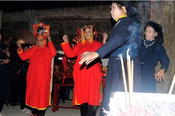 Mở đầu lễ hội truyền thống này là màn múa của những người phụ nữ trong làng để xin rước Ngài từ hậu cung lên kiệu.