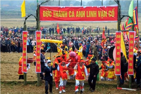 Thanh niên trai tráng rước sinh thực khí nam đến miếu Xa Vùn để làm lễ.