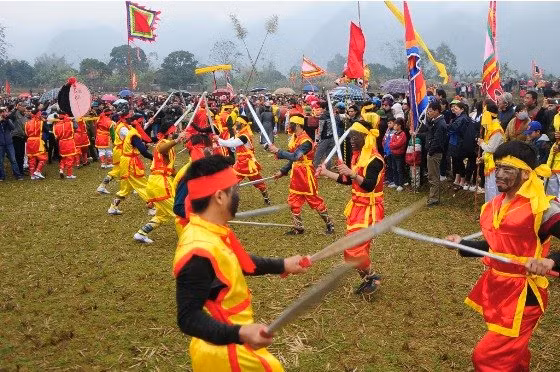 Màn múa kiếm, đao mô phỏng lại quá trình chống giặc ngoại xâm của nhân dân.