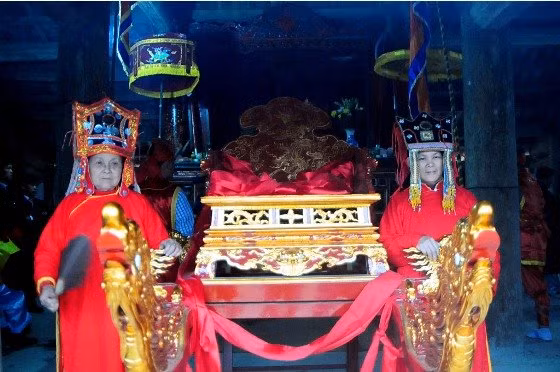 Từ 6 giờ sáng nay (22/2), các vị bô lão cùng dân làng đã có mặt tại đình làng Mỏ (Trấn Yến, Bắc Sơn, Lạng Sơn) trảy hội Ná Nhèm.