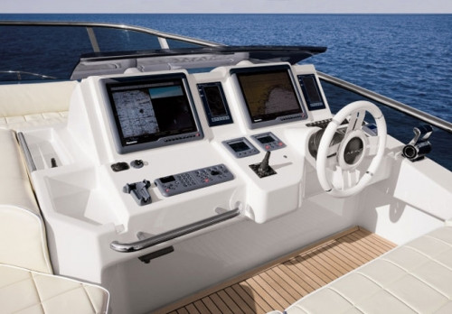 Buồng lái được lắp đặt các thiết bị công nghệ hiện đại bậc nhất.