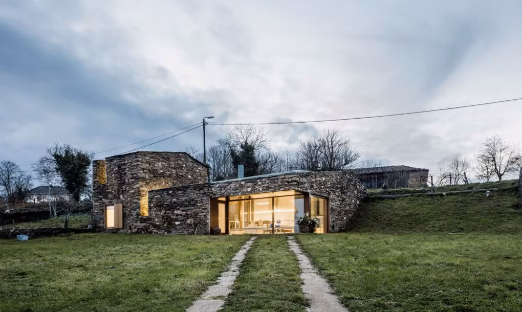 Các kiến trúc sư đã sử dụng đá phiến tái chế từ một ngôi nhà cũ lân cận để xây dựng mái nhà mới, trong khi nội thất chủ yếu là gỗ mang đến những đường nét đơn giản nhưng cũng không kém phần hiện đại.