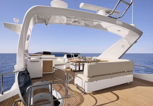 Phần boong thuyền được thiết kế sang trọng.