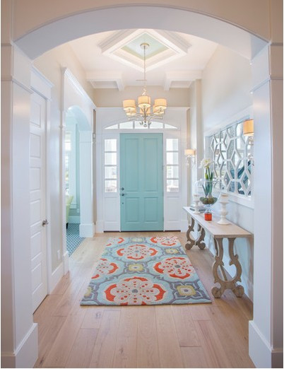 Cũng là màu xanh mát được phối trong nền tường trắng, tuy nhiên lần này người thiết kế đã mang đến trải nghiệm mới với cánh cửa hai màu trắng - xanh rất ấn tượng.