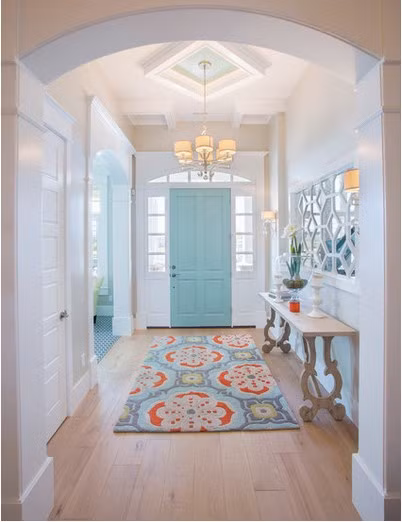 Cũng là màu xanh mát được phối trong nền tường trắng, tuy nhiên lần này người thiết kế đã mang đến trải nghiệm mới với cánh cửa hai màu trắng - xanh rất ấn tượng.