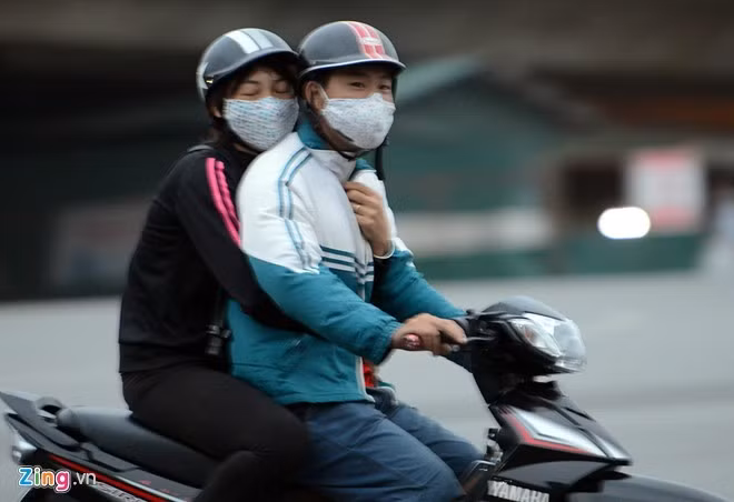 Đeo khẩu trang để bảo vệ họng khi trời lạnh là điều cần thiết. Ảnh: Anh Tuấn