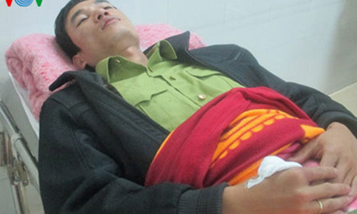 Kiểm lâm Lê Anh Tuấn được điều trị tại bệnh viện Đại học Y dược Huế.