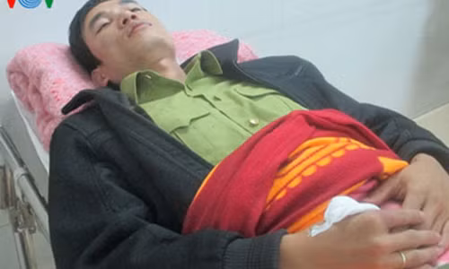 Kiểm lâm Lê Anh Tuấn được điều trị tại bệnh viện Đại học Y dược Huế.