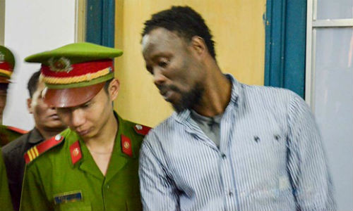 “Tây lừa” Mbouwe Ebubu trước khi tấn công phóng viên.