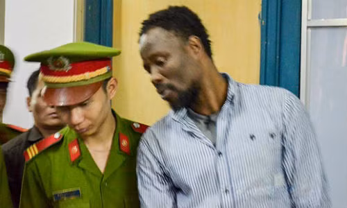 “Tây lừa” Mbouwe Ebubu trước khi tấn công phóng viên.