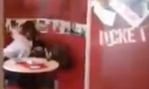 Cặp đôi ngang nhiên thể hiện tình cảm nơi công cộng gây bức xúc (Ảnh cắt từ clip).