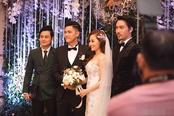 Đến dự đám cưới của Thảo Ngọc không thể thiếu người bạn thân thiết của Quang Vinh - Lý Quí Khánh. Anh cũng dành tặng cô dâu chiếc váy cưới do chính tay mình thiết kế.