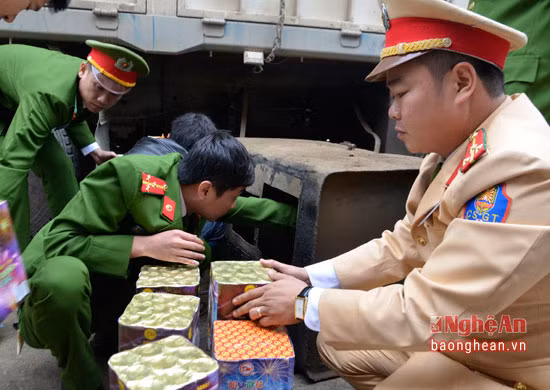 Nguyễn Bá Thìn cất giấu pháo vào thùng xăng bên hông của xe tải. (Ảnh Anh Tuấn)