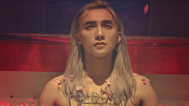 Sơn Tùng trong MV Lạc trôi vừa ra mắt đã gây sốt cộng đồng mạng.