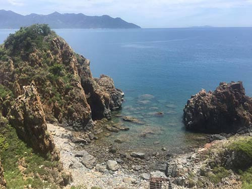 Căn nhà được xây cạnh bờ biển, có mặt trước hướng nhìn ra biển.