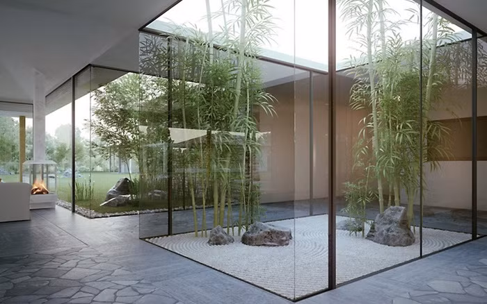 Trồng tre trong khung kính Với khoảng sân vườn đủ rộng, bạn vẫn muốn tách biệt phần tiểu cảnh, giếng trời với phần diện tích chức năng thông thường. Cách làm cũng khá đơn giản đó là trồng tre, đặt đá sỏi bên trong, lắp đặt kính bao quanh để tiểu cảnh được tách biệt nhưng cũng được kết nối thật gần với không gian bên ngoài.