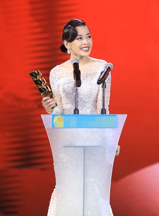 Nhận giải thưởng "Nữ diễn viên truyền hình được yêu thích nhất.