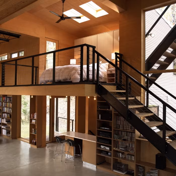 Căn phòng trở nên đẹp quyến rũ và lãng mạn nhờ trang trí với sắc vàng ấm cúng. Giường ngủ được đặt ngay ngắn sát tường, thêm những bức tranh nghệ thuật tạo điểm nhấn cho tường phòng ngủ, giúp không gian nghỉ ngơi đẹp hơn.