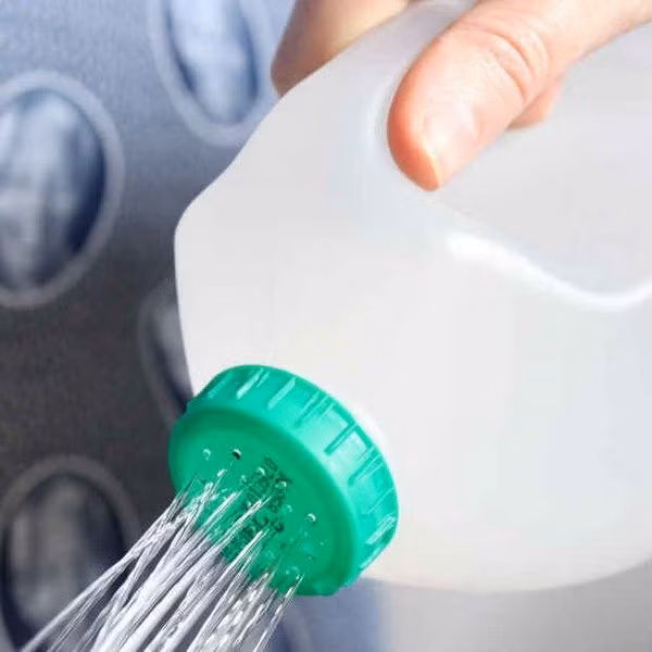 Đục lỗ trên nắp chai nhựa Thay vì mua một vài chiếc bình xịt nước tốn kém, bạn có thể đục lỗ nhỏ li ti trên nắp chai nhựa, đựng nước bên trong là có thể thoải mái tưới nước theo định lượng cần thiết.