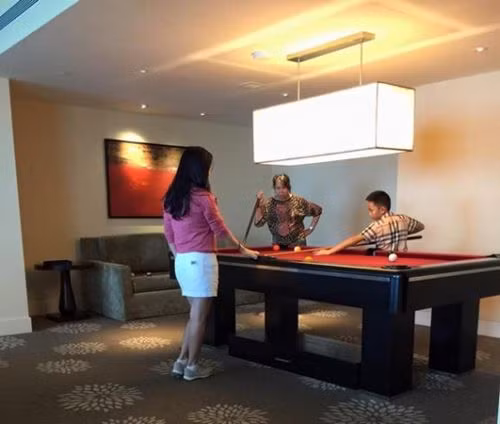 Cuộc sống sang chảnh của mẹ, vợ và các con đại gia kim cương.