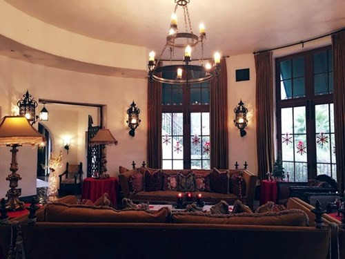 Vật dụng trong nhà sang trọng, quý phái.