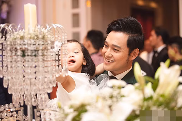 Tiệc cưới của em gái ca sĩ Quang Vinh, Thảo Ngọc, diễn ra tại một khách sạn 5 sao ở TP HCM. Yêu thích phong cách sang trọng, tinh tế mà không phô trương, cặp đôi chọn màu trắng làm tông màu chủ đạo.