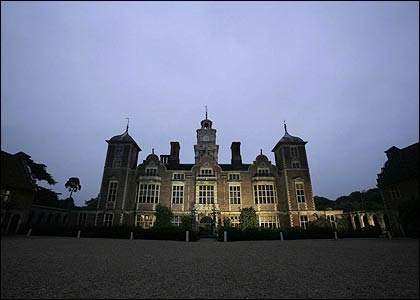 Dinh thự Blickling Hall ở Norfolk Trước khi đưa đầu vào máy chém, Anne đã không nói đi nói lại một câu rằng: “Rồi ta sẽ trở thành một La Reine sans tête (Nữ hoàng không đầu)”. Người dân hạt Norfolk thì thào với nhau rằng bóng ma không đầu đó là Anne Boleyn, kiều nữ của dòng tộc Boleyn, người sau này trở thành hoàng hậu và chịu một cái chết oan nghiệt. Nàng bị chém đầu lúc 8 giờ sáng ngày 19/5/1536 tại tháp Green. Còn người đánh xe không đầu là Thomas Boleyn, cha của Anne, người đàn ông bị nguyền rủa vì phản bội con gái mình.