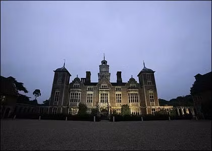 Dinh thự Blickling Hall ở Norfolk Trước khi đưa đầu vào máy chém, Anne đã không nói đi nói lại một câu rằng: “Rồi ta sẽ trở thành một La Reine sans tête (Nữ hoàng không đầu)”. Người dân hạt Norfolk thì thào với nhau rằng bóng ma không đầu đó là Anne Boleyn, kiều nữ của dòng tộc Boleyn, người sau này trở thành hoàng hậu và chịu một cái chết oan nghiệt. Nàng bị chém đầu lúc 8 giờ sáng ngày 19/5/1536 tại tháp Green. Còn người đánh xe không đầu là Thomas Boleyn, cha của Anne, người đàn ông bị nguyền rủa vì phản bội con gái mình.