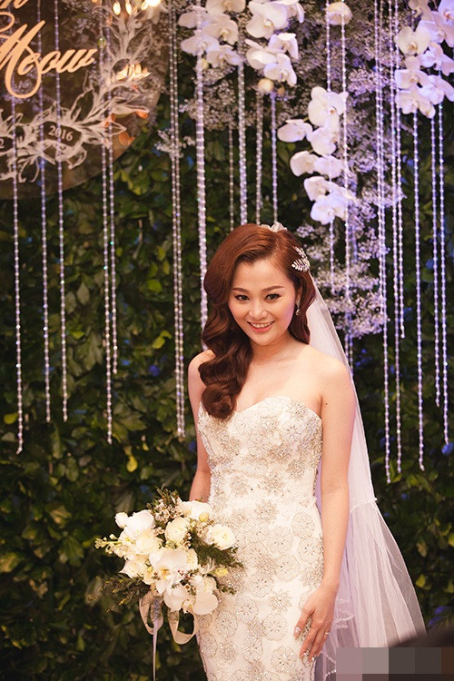 Cô dâu rạng rỡ trong ngày cưới.