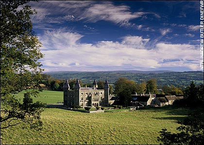 Lâu đài Newton House ở Carmarthenshire Thế kỷ thứ 18, bị cưỡng ép đính hôn với một người mà mình không hề yêu, thiếu nữ Elinor Cavendish đã bỏ chạy về nhà mẹ đẻ là dinh thự Newton House ở Dinefwr, Carmarthenshirem. Trong cơn tức giận, gã chồng chưa cưới truy đuổi đến tận nơi và siết cổ cô cho đến chết. Ngày nay, khách tham quan thường nghe thấy tiếng thút thít trong phòng trống, thi thoảng bắt gặp một cô gái trẻ biến mất dạng vào trong tủ đồ. Đáng sợ hơn, không ít lần họ còn có cảm giác như bị bàn tay vô hình siết vào cổ.