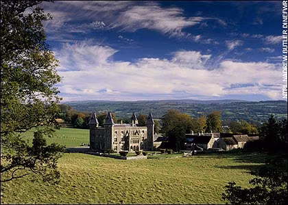 Lâu đài Newton House ở Carmarthenshire Thế kỷ thứ 18, bị cưỡng ép đính hôn với một người mà mình không hề yêu, thiếu nữ Elinor Cavendish đã bỏ chạy về nhà mẹ đẻ là dinh thự Newton House ở Dinefwr, Carmarthenshirem. Trong cơn tức giận, gã chồng chưa cưới truy đuổi đến tận nơi và siết cổ cô cho đến chết. Ngày nay, khách tham quan thường nghe thấy tiếng thút thít trong phòng trống, thi thoảng bắt gặp một cô gái trẻ biến mất dạng vào trong tủ đồ. Đáng sợ hơn, không ít lần họ còn có cảm giác như bị bàn tay vô hình siết vào cổ.